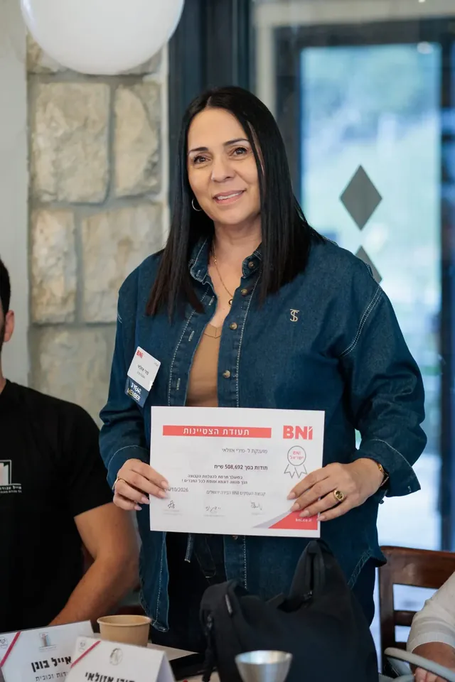 חברת קבוצה מציגה תעודת הצטיינות של BNI במפגש