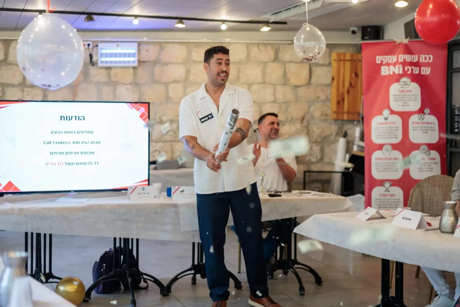 חבר קבוצת הבירה מעביר מצגת בפני משתתפי המפגש