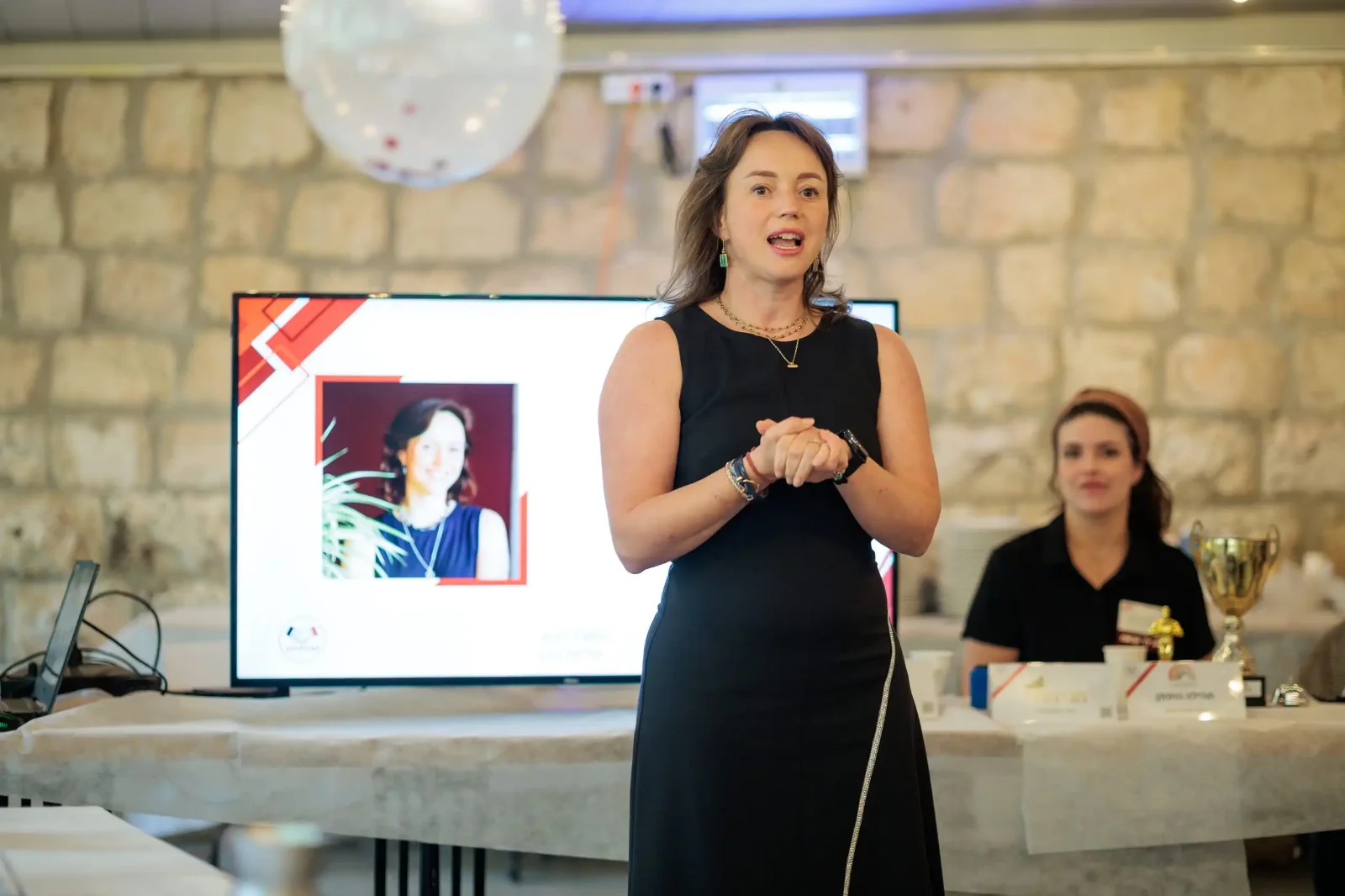 בעל עסק מציג את עצמו מול קבוצת נטוורקינג בירושלים