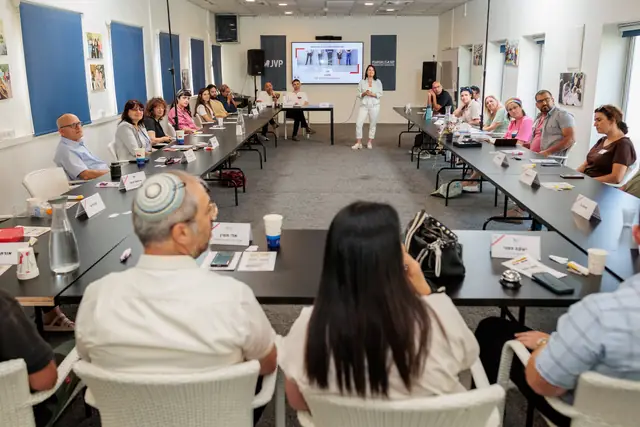 מבט על חדר המפגש ועל המציגה המרכזית