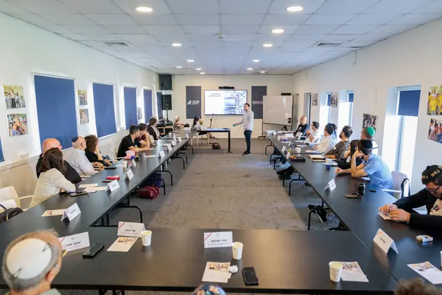 שולחנות המפגש של קבוצת הבירה לפני תחילת הבוקר