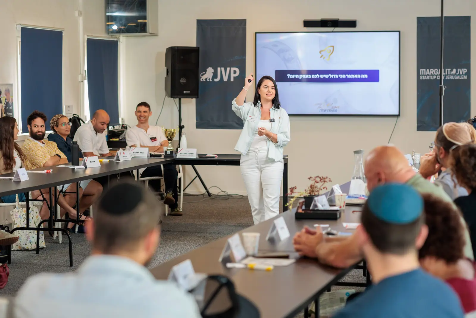 מפגש נטוורקינג שבועי של BNI קבוצת הבירה בירושלים - בעלי עסקים סביב שולחן המפגש